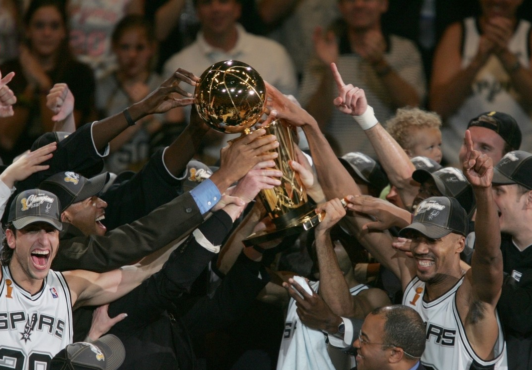 kaiyun-包含圣安东尼奥马刺训练开放日，冲刺阶段刷新队史纪录引欢呼，NBA常规赛在即，细节决定成败的词条